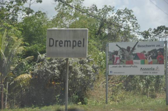 'Drempel' = lombada. A gente logo aprende, andando nas estradas do Suriname